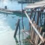 Jembatan kayu di Desa Kabalutan ambruk