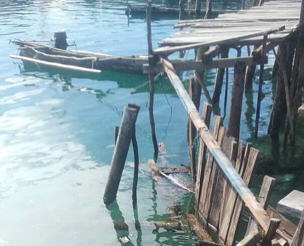 Jembatan kayu di Desa Kabalutan ambruk