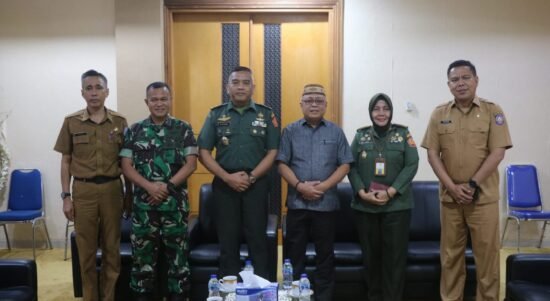 Wakil Ketua DPRD Provinsi Gorontalo, Sofyan Puhi didampingi Sekretaris DPRD Sudarman Samad menerima kunjungan Tim Aju Pejabat Lemhanas RI, Brigjen TNI M Rohadi dan Kolonel Coba (K) Silvi Mirna