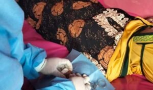 Nakes Puskesmas Berlian saat melakukan pelayanan KB