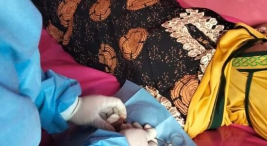 Nakes Puskesmas Berlian saat melakukan pelayanan KB