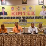 Bupati Gorontalo Utara Thariq Modanggu saat menghadiri kegiatan bimtek Penyusunan Dokumen PBJ di Desa, se-Kecamatan Sumalata Timur