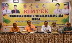 Bupati Gorontalo Utara Thariq Modanggu saat menghadiri kegiatan bimtek Penyusunan Dokumen PBJ di Desa, se-Kecamatan Sumalata Timur