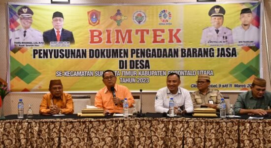 Bupati Gorontalo Utara Thariq Modanggu saat menghadiri kegiatan bimtek Penyusunan Dokumen PBJ di Desa, se-Kecamatan Sumalata Timur