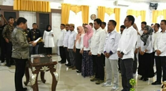 Hamka Hendra Noer, mengukuhkan pengurus Forum Daerah Aliran Sungai (DAS) Provinsi Gorontalo