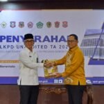 Bupati Gorontalo Utara Thariq Modanggu saat menyerahkan Laporan Keuangan Pemerintah Daerah Gorontalo Utara kepada Kepala BPK Perwakilan Provinsi Gorontalo