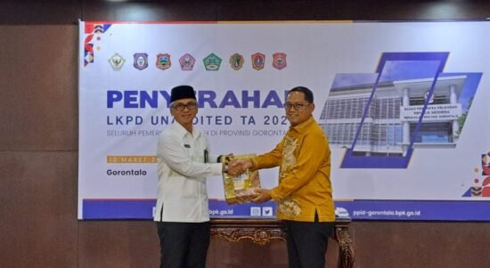 Bupati Gorontalo Utara Thariq Modanggu saat menyerahkan Laporan Keuangan Pemerintah Daerah Gorontalo Utara kepada Kepala BPK Perwakilan Provinsi Gorontalo