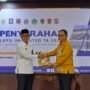 Bupati Gorontalo Utara Thariq Modanggu saat menyerahkan Laporan Keuangan Pemerintah Daerah Gorontalo Utara kepada Kepala BPK Perwakilan Provinsi Gorontalo