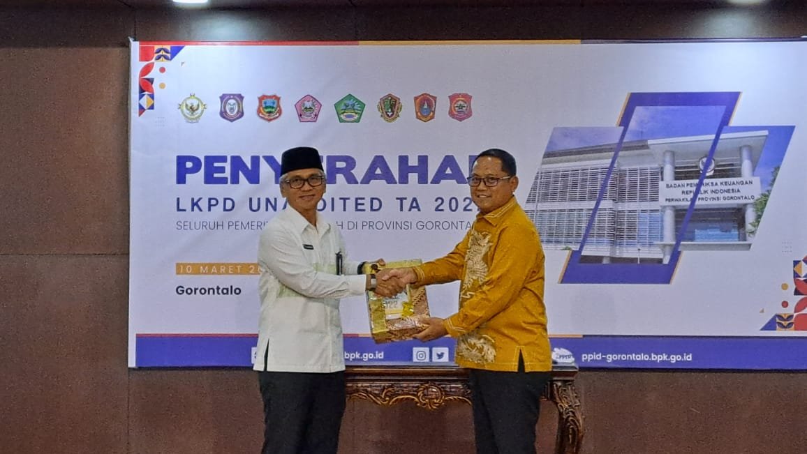 Bupati Gorontalo Utara Thariq Modanggu saat menyerahkan Laporan Keuangan Pemerintah Daerah Gorontalo Utara kepada Kepala BPK Perwakilan Provinsi Gorontalo