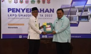 Penjabup Boalemo Hendriwan saat menyerahkan Laporan Keuangan Pemerintah Daerah Boalemo kepada kepala BPK Perwakilan Provinsi Gorontalo