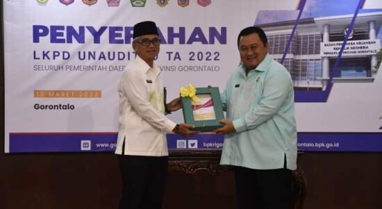 Penjabup Boalemo Hendriwan saat menyerahkan Laporan Keuangan Pemerintah Daerah Boalemo kepada kepala BPK Perwakilan Provinsi Gorontalo