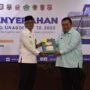 Penjabup Boalemo Hendriwan saat menyerahkan Laporan Keuangan Pemerintah Daerah Boalemo kepada kepala BPK Perwakilan Provinsi Gorontalo