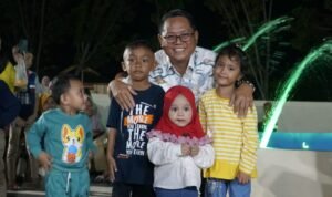 Bupati Tharqi Modanggu bersama sejumlah anak yang bermain di Taman Air mancur