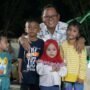 Bupati Tharqi Modanggu bersama sejumlah anak yang bermain di Taman Air mancur