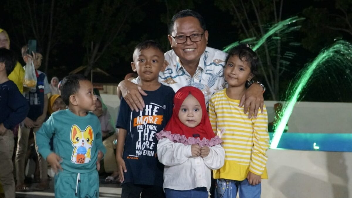 Bupati Tharqi Modanggu bersama sejumlah anak yang bermain di Taman Air mancur