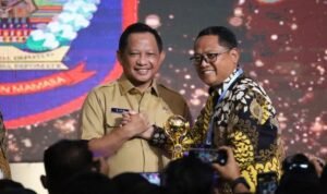 Bupati Gorontalo Utara, Thariq Modanggu, saat menerima UHC Award “Bukti Keberhasilan Program Unggulan” Dari Menteri Dalam Negeri Republik Indonesia Jenderal Polisi (Purn.) Prof. Drs. H. Muhammad Tito Karnavian