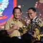 Bupati Gorontalo Utara, Thariq Modanggu, saat menerima UHC Award “Bukti Keberhasilan Program Unggulan” Dari Menteri Dalam Negeri Republik Indonesia Jenderal Polisi (Purn.) Prof. Drs. H. Muhammad Tito Karnavian
