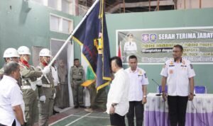 Kasat Pol PP Provinsi Gorontalo, Masran Rauf, saat menyaksikan aksi cium bendera bagi pejabat baru di lingkungan Satpol PP Provinsi Gorontalo