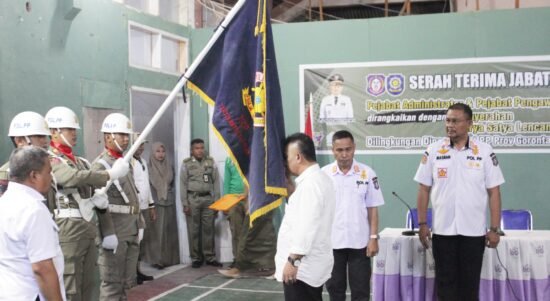Kasat Pol PP Provinsi Gorontalo, Masran Rauf, saat menyaksikan aksi cium bendera bagi pejabat baru di lingkungan Satpol PP Provinsi Gorontalo