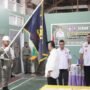 Kasat Pol PP Provinsi Gorontalo, Masran Rauf, saat menyaksikan aksi cium bendera bagi pejabat baru di lingkungan Satpol PP Provinsi Gorontalo