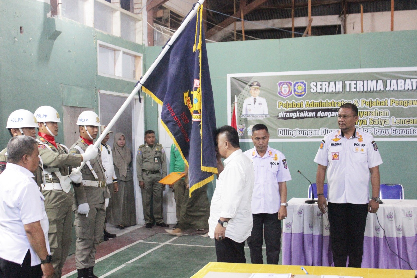 Kasat Pol PP Provinsi Gorontalo, Masran Rauf, saat menyaksikan aksi cium bendera bagi pejabat baru di lingkungan Satpol PP Provinsi Gorontalo