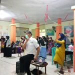 Nakes Puskesmas Berlian bersama peserta pasien Prolanis saat melakukan senam Prolanis