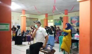 Nakes Puskesmas Berlian bersama peserta pasien Prolanis saat melakukan senam Prolanis