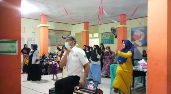 Nakes Puskesmas Berlian bersama peserta pasien Prolanis saat melakukan senam Prolanis