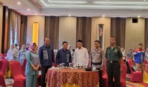 Adnan Entengo (kemeja putih) pada Rapat Koordinasi Daerah (Rakorda) Kebijakan Penanggulangan Bencana (PB) dalam Program Prioritas Pembangunan yang dilaksanakan di Hotel Aston Kota Gorontalo. Kamis, 16 Maret 2023.