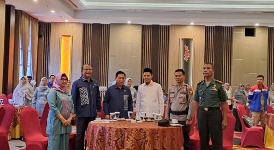 Adnan Entengo (kemeja putih) pada Rapat Koordinasi Daerah (Rakorda) Kebijakan Penanggulangan Bencana (PB) dalam Program Prioritas Pembangunan yang dilaksanakan di Hotel Aston Kota Gorontalo. Kamis, 16 Maret 2023.