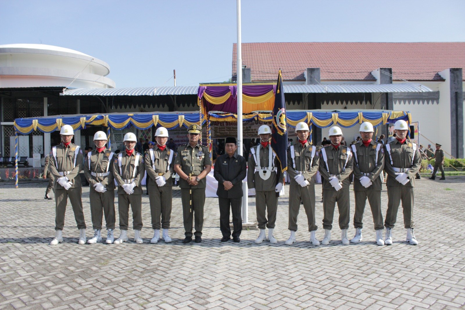 Kasat Pol PP Provinsi Gorontalo, Masran Rauf bersama Pejabat Sekretaris Daerah Provinsi Gorontalo, Syukri Botutihe