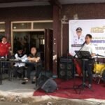 Penjagub Hamka Hendra Noer, memberikan sambutan pada halalbihalal di Warkop Ano, Kota Gorontalo