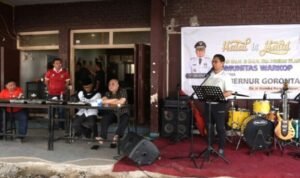 Penjagub Hamka Hendra Noer, memberikan sambutan pada halalbihalal di Warkop Ano, Kota Gorontalo