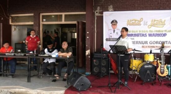 Penjagub Hamka Hendra Noer, memberikan sambutan pada halalbihalal di Warkop Ano, Kota Gorontalo