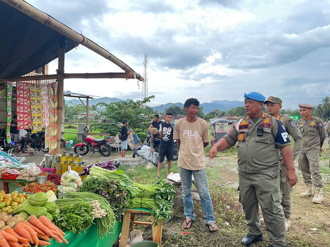 Satpol-PP Provinsi Gorontalo, saat melakukan penertiban bangunan liar di jalan Gor