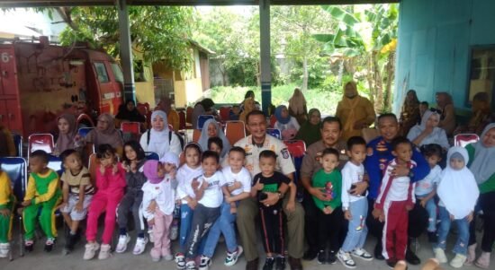 Kasat Pol PP Provinsi Gorontalo, Masran Rauf bersama anak-anak TK dari Kabupaten Gorontalo