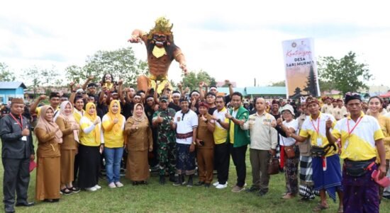 Foto bersama Pemerintah Kabupaten Pohuwato, DPRD Pohuwato, Bhabinsa, Bhabinkamtibmas dan masyarakat pada pawai ogoh - ogoh penyambutan hari raya nyepi