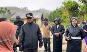 Di tengah guyuran hujan Bupati Thariq temuai warganya yang menjadi korban banjir