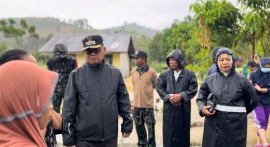 Di tengah guyuran hujan Bupati Thariq temuai warganya yang menjadi korban banjir