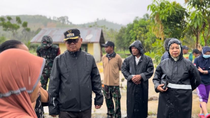 Di tengah guyuran hujan Bupati Thariq temuai warganya yang menjadi korban banjir