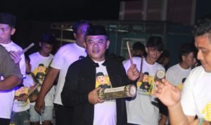 Nasir Giasi bersama komunitas pemuda bangunkan warga untuk sahur di awal ramadan 144 hijriah