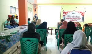 Nakes Puskesmas Berlian, saat melaksanakan penyuluhan penyakit TBC pada masyarakat