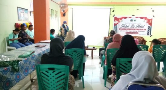 Nakes Puskesmas Berlian, saat melaksanakan penyuluhan penyakit TBC pada masyarakat