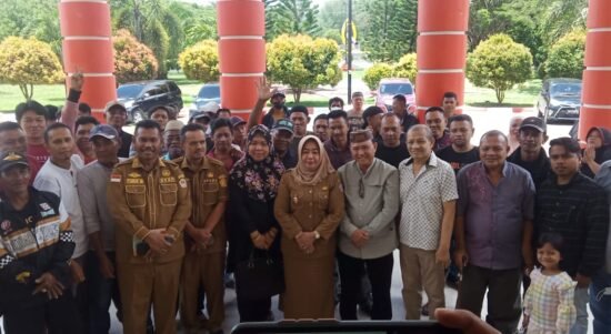Foto bersama masyarakat penambang, Pemkab Pohuwato dan DPRD Pohuwato usai audiens