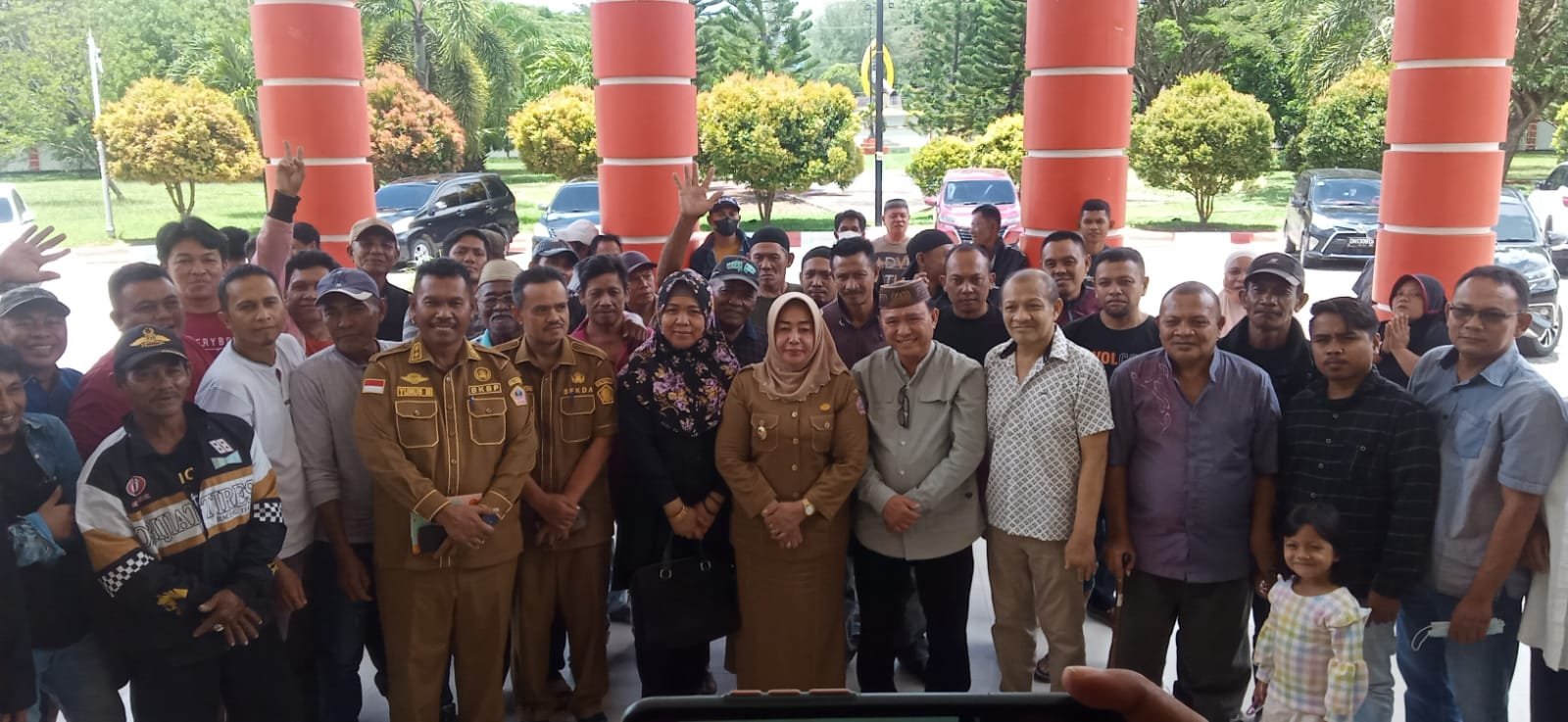 Foto bersama masyarakat penambang, Pemkab Pohuwato dan DPRD Pohuwato usai audiens