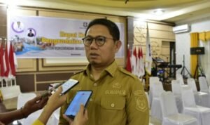 Penjabat Gubernur Gorontalo Hamka Hendra Noer bersama Pimpinan Organisasi Perangkat Daerah saat mengikuti Rapat Koordinasi Pengendalian Inflasi Daerah secara virtual, di Aula Rujab Wagub