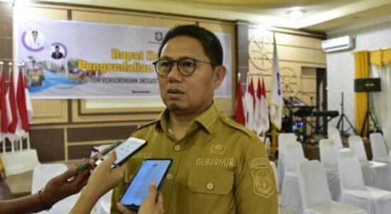 Penjabat Gubernur Gorontalo Hamka Hendra Noer bersama Pimpinan Organisasi Perangkat Daerah saat mengikuti Rapat Koordinasi Pengendalian Inflasi Daerah secara virtual, di Aula Rujab Wagub
