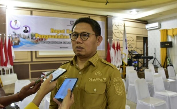 Penjabat Gubernur Gorontalo Hamka Hendra Noer bersama Pimpinan Organisasi Perangkat Daerah saat mengikuti Rapat Koordinasi Pengendalian Inflasi Daerah secara virtual, di Aula Rujab Wagub