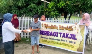 Sekretariat DPRD Provinsi Gorontalo bagikan takjil kepada masyarakat