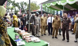 Penjabat Sekretaris Daerah Syukri Botutihe (kedua kanan) bersama Kepala Kejaksaan Tinggi (Kajati) Gorontalo P. Joko Irianto meninjau stan jajaran Ikatan Adhyaksa Dharmakarini (IAD) yang menjual kue kering lebaran pada pasar murah Ramadan yang berlangsung di halaman kantor Kejati Gorontalo